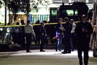 Přestřelka při zátahu na dealery: Pět zraněných policistů, útočníci zemřeli