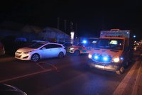 Řidič na Kolbenově srazil chodce: Mladíci (23,24) skončili v nemocnici