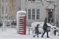 Evropa pod sněhem: Zavřené silnice i školy, laviny v Alpách. Britové mluví o sněhové “apokalypse“