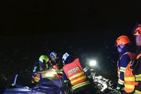 Tragédie u Blučiny: Osobák najel do kamionu. Žena zemřela, řidiče převezli do nemocnice