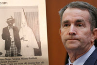 „Odstupte,“ tlačí na guvernéra kvůli rasistické fotce. Politik tvrdí, že muž v kápi není on