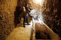 Televize odvysílá živě otevření hrobky s mumiemi. „Stihne nás kletba,“ děsí se diváci