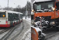 Na Česko se sype sníh. V Praze a okolí nevyjely autobusy, kloužou i dálnice