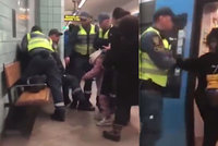 Těhotnou ženu bez lístku násilně vyvedli z metra: Případ vyšetřuje policie