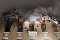 Při požáru bytovky zemřelo sedm lidí včetně dítěte. Další v Moskvě bojují o život