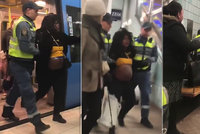 Revizoři chytili těhotnou pasažérku: Vláčeli ji před zraky plačící dcerky!