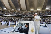 Papež mezi muslimy odsloužil mši pro nevídaný dav. Katolíky povzbudil