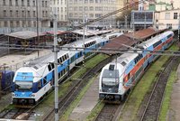 Námraza komplikuje dopravu v Praze: příměstské vlaky ráno nevyjely