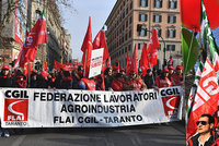 Desetitisíce lidí protestují v Římě proti vládě. Žluté vesty chtějí rovnou z EU