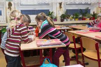 České děti tráví nad úkoly 13 minut, školy v zahraničí „zahlcují“ žáky více