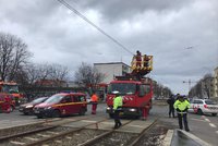 Komplikace v pražské MHD: Vůz na Větrníku zavadil o trolej, tramvaje nejezdily