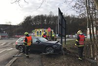 Opilému řidiči se nepovedlo odbočení: V Plzeňské narazil do stromu