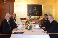 Zeman poobědval s americkým velvyslancem. Nad kachnou se zelím řešili Venezuelu