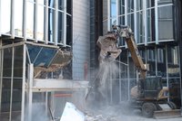 Transgas obklopuje lešení: Přípravné práce na demolici pokračují, k zemi půjde koncem března