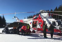 Pro malého lyžaře (8) musel do Lipna letět vrtulník: Chlapec se ošklivě zranil při skoku