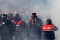 „Konec zlodějů.“ Demonstranti zaútočili na úřad premiéra, policie je rozehnala slzným plynem