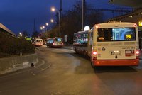 Žena po srážce s autobusem zemřela: Policie hledá svědky tragédie ze Smíchova