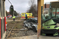 Nehody ve Střešovicích a Modřanech: Autobus napasoval auto do domu, tramvaj bourala s osobákem