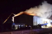 V Oseku na Berounsku hořela hala: Škoda v milionech, hasiči museli budovu rozebrat
