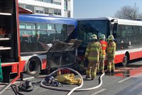 U letiště v Praze bouraly dva autobusy MHD. Na místě se zranili dva lidé