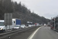 Hromadná nehoda na D1: U Mirošovic se srazila čtyři auta, provoz na dálnici vázne