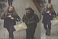 Že není jejich, je nezajímalo: Policisté pátrají po zlodějském páru, který vzal cizí batoh s notebookem
