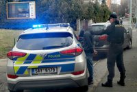 Policejní honička v Hloubětíně: Řidiče zastavila proražená pneumatika, jeho kumpán byl v celostátním pátrání