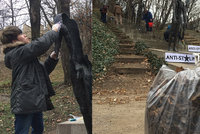 Na Újezdu probíhal „úklid zapomínající paměti“: Dobrovolníci omývali a čistili Pomník obětem komunismu
