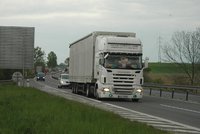 Zákaz jízdy kamionů v levém pruhu? Poslanci blokují zrychlené projednávání