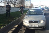 Ujížděli Trojou v kradeném autě: Policie posádku zadržela