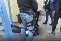 VIDEO: Takhle policisté chytli lupiče! Přepadli banku v Praze, k činu se přiznali