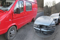 Autu na Šumpersku upadly v zatáčce obě zadní kola: Pneumatiky pak nabouraly tři další vozy