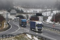 Tragická nehoda uzavřela dálnici D8: Řidič nepřežil srážku v tunelu