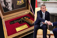 Unikátní pistole k 100. výročí republiky se prodala za 650 tisíc. Stejnou dal Babiš Trumpovi