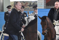 Putin se chtěl před MDŽ předvést na koni, hnědák Váňa ho ale pozlobil