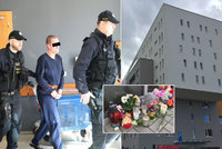 Vražda holčičky (†3) v Praze: Matka přišla do bytu až po činu. Svíčky a plyšáci před domem už zmizeli
