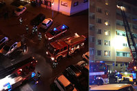 V centru Berouna hořel byt: Hasiči evakuovali dítě přes žebřík!