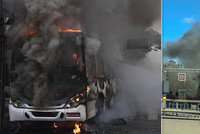V centru Stockholmu vybouchl autobus! Řidič najel do bezpečnostní bariéry, explodovala plynová nádrž