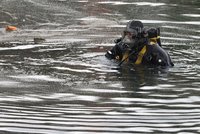Potápěči v nádrži Hracholusky tělo rybáře stále nenašli: Nepomohl ani vrtulník
