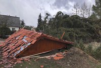 Škody po vichřicích stouply loni na dvojnásobek. Vítr odnášel slepice, ploty i střechy
