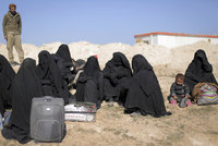Nevěsty ISIS se chtějí houfně vracet domů. Uspějí tam, kde pohořela Begúmová?