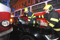 Kuriózní nehoda zabrzdila provoz v centru Prahy: Dvě tramvaje sežmoulaly vůz