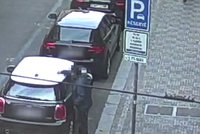 Vandal ničil auta v centru Prahy! „Mám schizofrenii,“ prozradil. Usvědčil ho zapalovač se zbytky laku