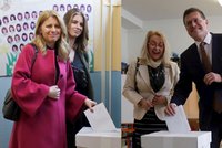 Slováci volí prezidenta: Rozvedená Čaputová přišla s dcerou, Šefčovič s ženou