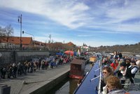 Pražané u řeky: Na Den Vltavy vyšlo počasí, někteří si stěžovali na fronty