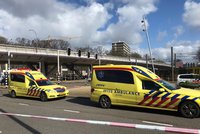Střelba v nizozemském Utrechtu: Nejméně jeden mrtvý. Útočník pálil v tramvaji, je na útěku