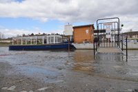 Velká voda komplikuje provoz na Vltavě: Přívoz nahrazující Trojskou lávku nejezdí