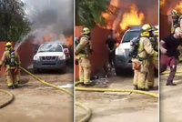 Dvacet vteřin děsu: Muž vběhl do hořícího domu, aby zachránil svého psa! Šokovaní hasiči jen přihlíželi