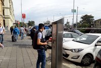 Necelé dva měsíce parkovacích nesnází: V Seifertově a Řehořově ulici pokládají optické kabely