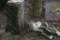 Apokalypsa na hřbitově: Dva mladíci (17 a 18) na Jičínsku demolovali náhrobky i sochy!